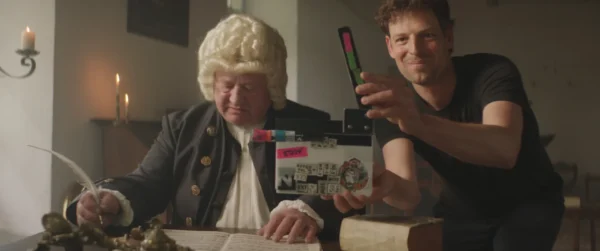 Regisseur Andreas Graf mit dem Clapper und Schauspieler Christoph Müller in der Rolle als J.S. Bach bei den Dreharbeiten des Werbefilms „The True Face Of Bach“