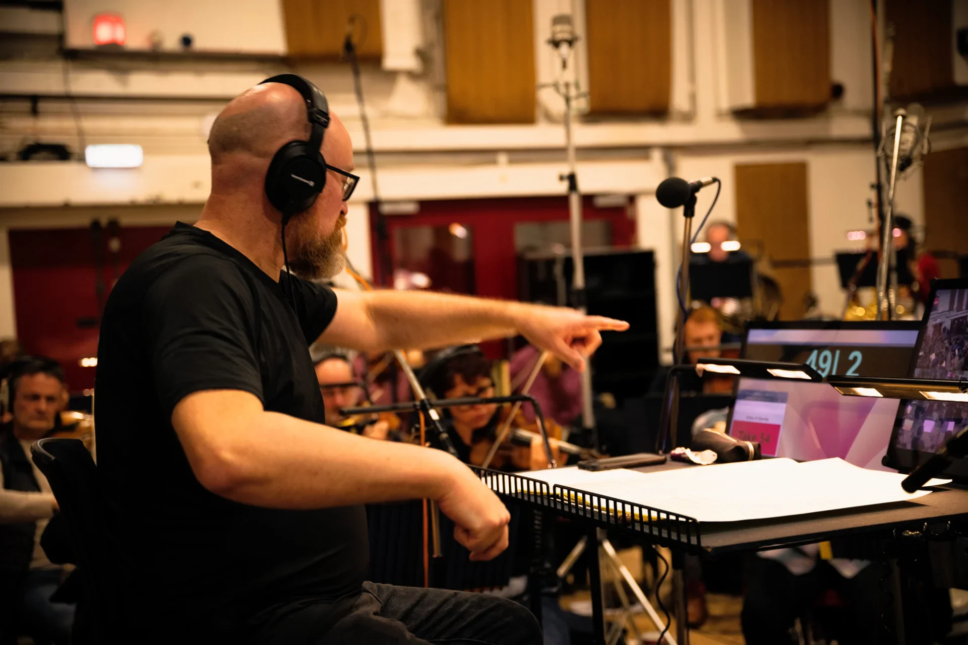 Dirigent Ben Palmer bei den Aufnahmen des HOPE-Albums mit dem London Symphony Orchestra in den legendären Abbey Road Studios – produziert von Epic Lab Media. Hochwertige Musikproduktion für Film, Klassik und Medienprojekte